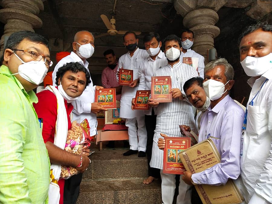 ಕೊಪ್ಪಳದ ಗವಿಮಠಕ್ಕೆ ಭೇಟಿ ನೀಡಿದ ಸಿ.ಟಿ.ರವಿ ಅವರನ್ನು ಸನ್ಮಾನಿಸಲಾಯಿತು