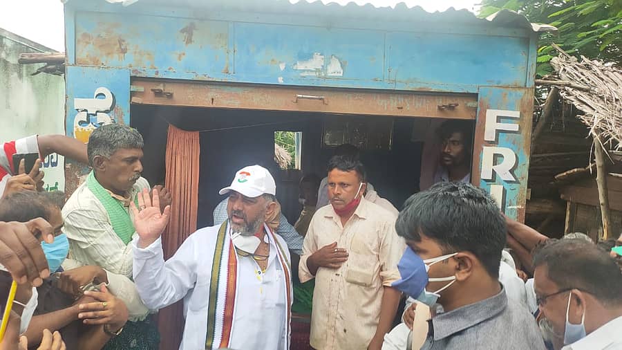 ಡಿ.ಕೆ.ಶಿವಕುಮಾರ್ ಶಿರಾ ಉಪಚುನಾವಣೆ ಅಂಗವಾಗಿ ಪ್ರಚಾರ ನಡೆಸಿದರು.