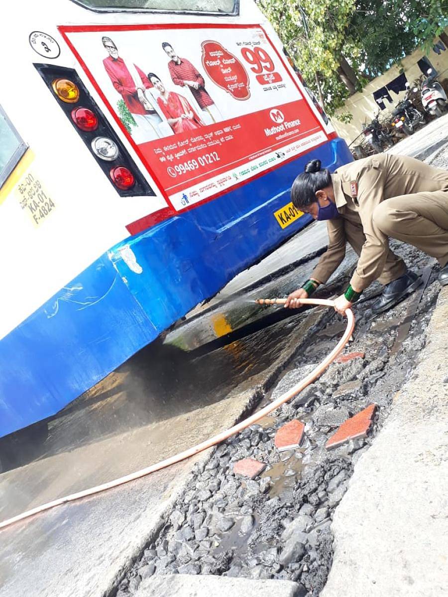 ಬಸ್ ಸ್ವಚ್ಛಗೊಳಿಸುತ್ತಿರುವ ಡ್ರೈವರ್ ಪ್ರೇಮಾ