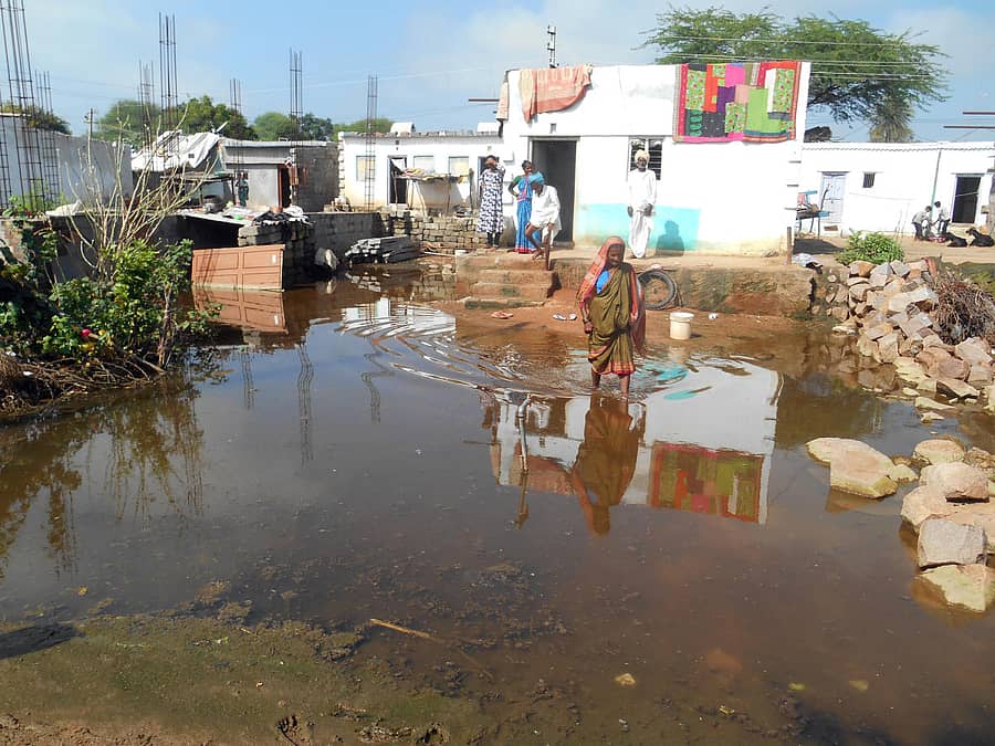 ಲಿಂಗಸುಗೂರು ತಾಲ್ಲೂಕು ಹಿರೇಉಪ್ಪೇರಿ ಗ್ರಾಮದ ವಾರ್ಡ್‌ಗಳಲ್ಲಿ ಬಸಿನೀರು ಆವರಿಸಿಕೊಂಡಿರುವುದು