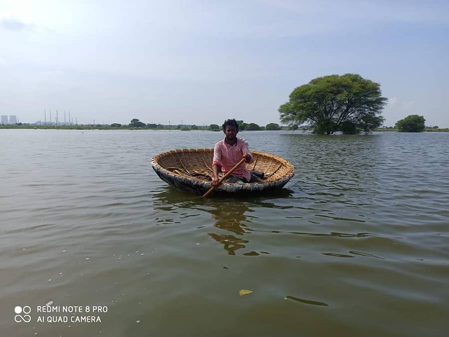 ಶಕ್ತಿನಗರ ಬಳಿಯ ಗಂಜಳ್ಳಿ ಗ್ರಾಮದ ನದಿ ತೀರದಲ್ಲಿ ನೀರು ಪಾಲದ ಸಲಕರಣೆಗಳನ್ನು ತೆಪ್ಪದ ಮೂಲಕ ಹುಡುಕುತ್ತಿರುವ ಮೀನುಗಾರನರಸಪ್ಪ ಪುಟ್ಟಿ