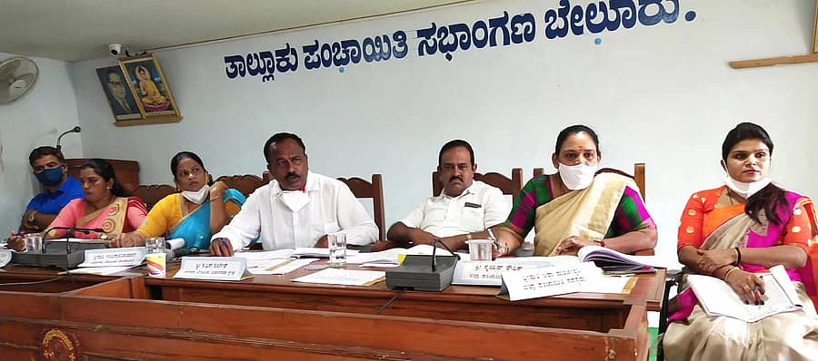 ಬೇಲೂರಿನಲ್ಲಿ ನಡೆದ ಪ್ರಗತಿ ಪರಿಶೀಲನಾ ಸಭೆಯಲ್ಲಿ ಶಾಸಕ ಕೆ.ಎಸ್.ಲಿಂಗೇಶ್‌ ಮಾತನಾಡಿದರು