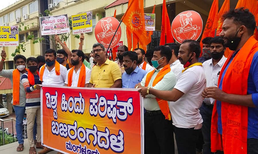 ವಿಶ್ವ ಹಿಂದೂ ಪರಿಷತ್ ಕಾರ್ಯಕರ್ತರು ಮಂಗಳವಾರ ಮಂಗಳೂರಿನ ಪಾಲಿಕೆ ಕಚೇರಿ ಎದುರು ಪ್ರತಿಭಟನೆ ನಡೆಸಿದರು.