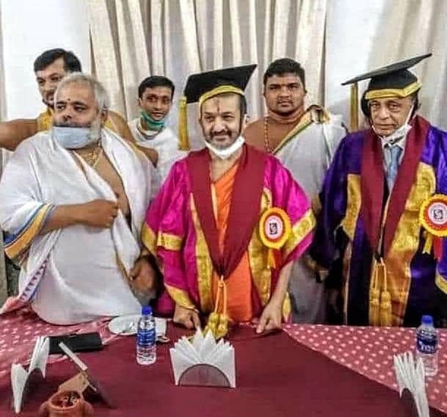 ಮಂಗಳೂರಿನ ಶ್ರೀನಿವಾಸ ವಿಶ್ವವಿದ್ಯಾಲಯದಲ್ಲಿ ಪಲಿಮಾರು ಮಠದ ವಿದ್ಯಾಧೀಶ ತೀರ್ಥ ಶ್ರೀಗಳಿಗೆ ಗೌರವ ಡಾಕ್ಟರೇಟ್ ಪ್ರದಾನ ಮಾಡಲಾಯಿತು.