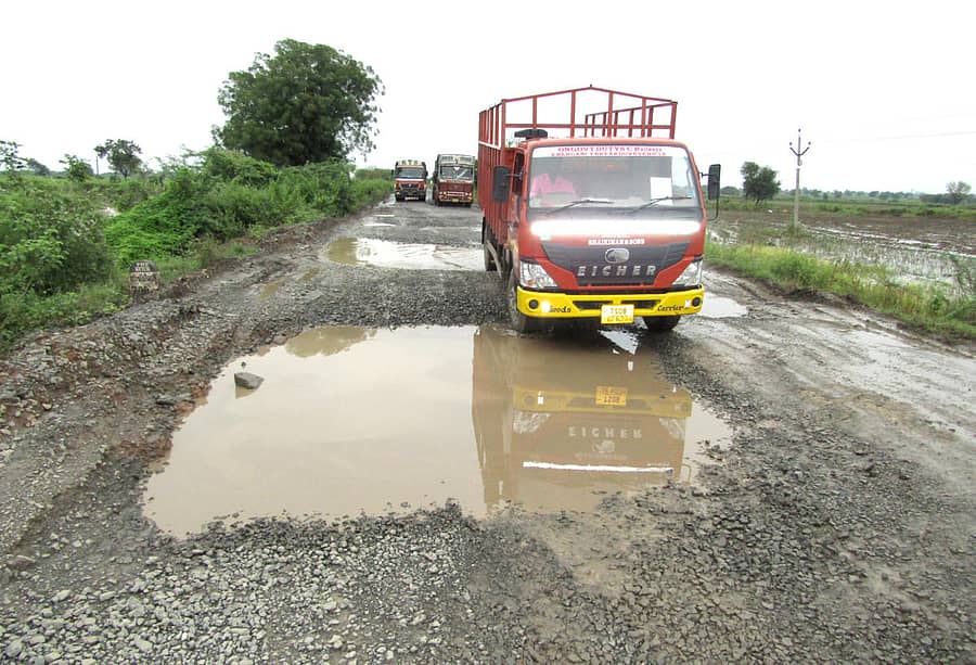 ಚಿತ್ತಾಪುರದಿಂದ ಮಳಖೇಡಕ್ಕೆ ಸಂಪರ್ಕ ಜೋಡಿಸುವ ಜಿಲ್ಲಾ ಮುಖ್ಯ ರಸ್ತೆ ಹದಗೆಟ್ಟು ತಗ್ಗುಗುಂಡಿಗಳು ನಿರ್ಮಾಣವಾಗಿವೆ