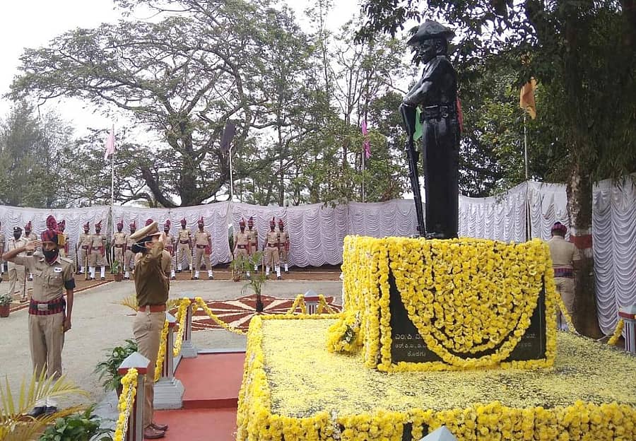 ಮಡಿಕೇರಿಯಲ್ಲಿ ಬುಧವಾರ ನಡೆದ ನಡೆದ ಪೊಲೀಸ್ ಹುತಾತ್ಮ ದಿನಾಚರಣೆಯಲ್ಲಿ ಜಿಲ್ಲಾ ಪೊಲೀಸ್ ವರಿಷ್ಠಾಧಿಕಾರಿ ಕ್ಷಮಾ ಮಿಶ್ರಾ ಅವರು ಸ್ಮಾರಕಕ್ಕೆ ನಮನ ಸಲ್ಲಿಸಿದರು