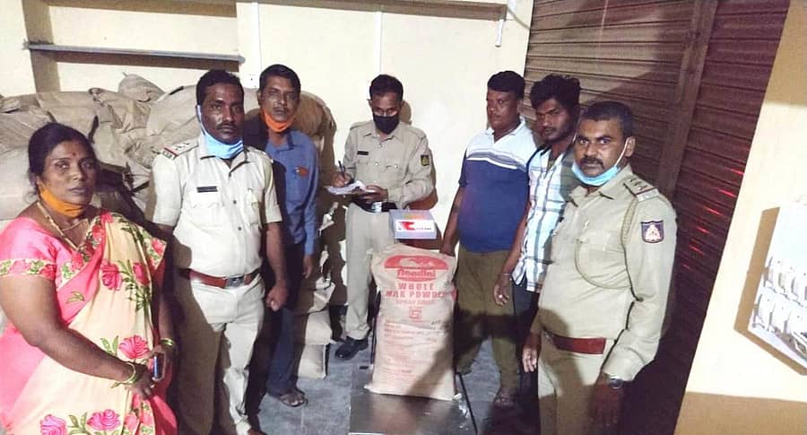 ಜಮಖಂಡಿಯ ಎಲ್ಐಸಿ ಕಾಲೊನಿಯ ಗೋಪಾಲ್ ತೇಲಿ ಅವರಿಗೆ ಸೇರಿದ ಗೋದಾಮಿನಲ್ಲಿ ಅಕ್ರಮವಾಗಿ ಸಂಗ್ರಹಿಸಿಟ್ಟಿದ್ದ ಕ್ಷೀರಭಾಗ್ಯ ಯೋಜನೆಯ ಹಾಲಿನ ಪುಡಿಯನ್ನು ಅಧಿಕಾರಿಗಳು ವಶಪಡಿಸಿಕೊಂಡರು
