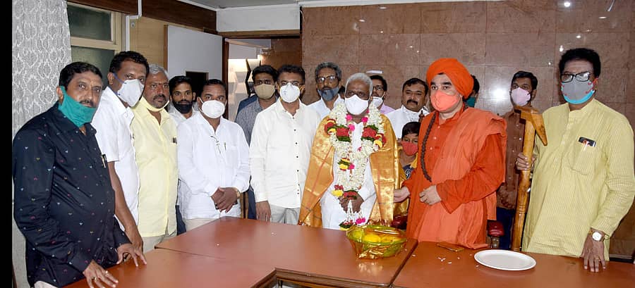 ಬೆಳಗಾವಿಯಲ್ಲಿ ಬುಧವಾರ ನಡೆದ ಪಂಚಮಸಾಲಿ ಸಮಾಜದ ಮುಖಂಡರ ಸಭೆಯಲ್ಲಿ ರಾಜ್ಯಸಭಾ ಸದಸ್ಯ ಈರಣ್ಣ ಕಡಾಡಿ ಅವರನ್ನು ಕೂಡಲಸಂಗಮ ಲಿಂಗಾಯತ ಪಂಚಮಸಾಲಿ ಪೀಠದ ಬಸವ ಜಯಮೃತ್ಯುಂಜಯ ಸ್ವಾಮೀಜಿ ಸತ್ಕರಿಸಿದರುಪ್ರಜಾವಾಣಿ ಚಿತ್ರ