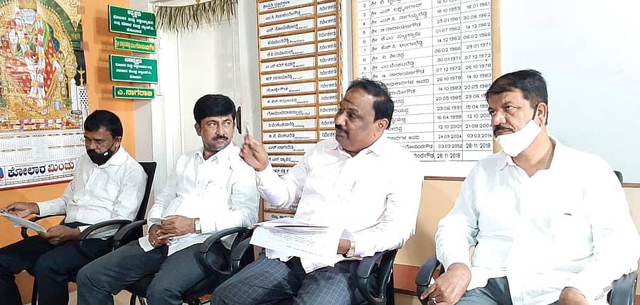 ಡಿಸಿಸಿ ಬ್ಯಾಂಕ್‌ ಅಧ್ಯಕ್ಷ ಎಂ.ಗೋವಿಂದಗೌಡ ಕೋಲಾರದಲ್ಲಿ ಬುಧವಾರ ಪತ್ರಿಕಾಗೋಷ್ಠಿಯಲ್ಲಿ ಮಾತನಾಡಿದರು.