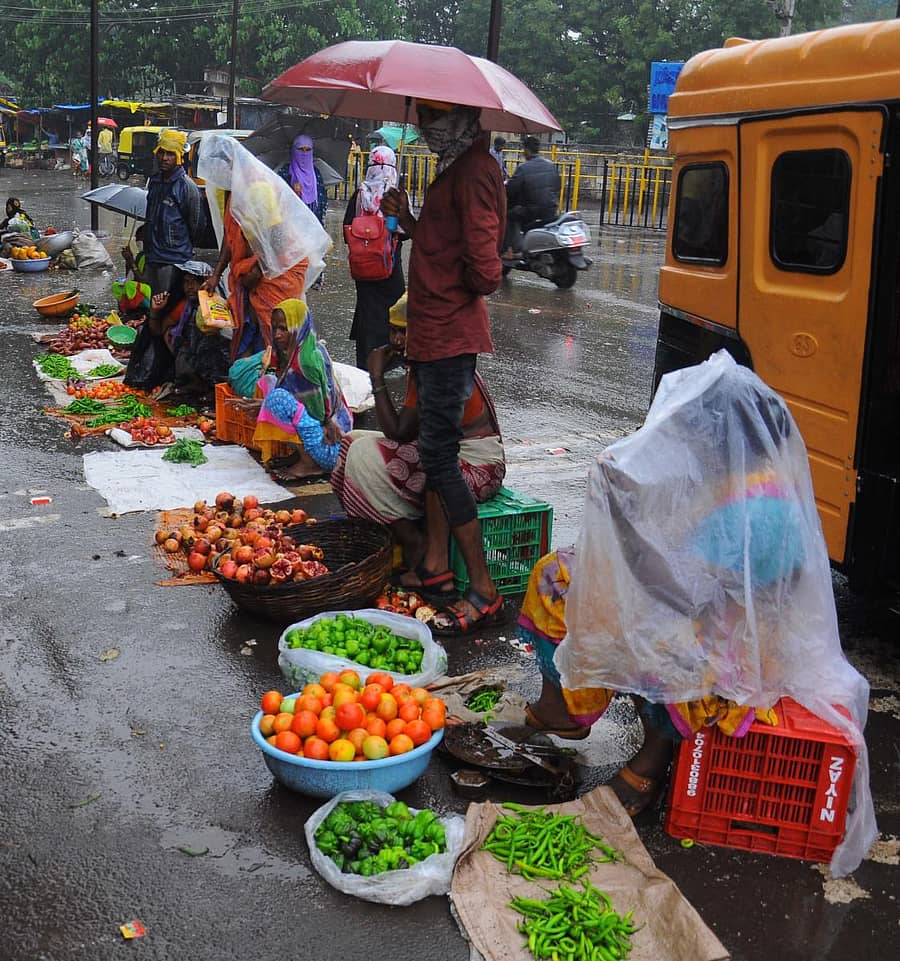 ವಿಜಯಪುರದಲ್ಲಿ ಮಳೆ ನಡುವೆ ಬುಧವಾರ ಸಂತೆ ನಡೆಯಿತು