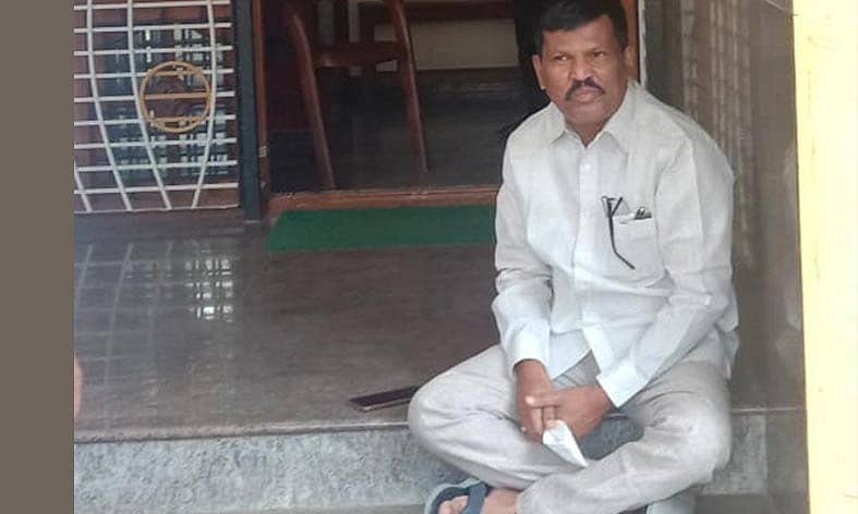 ಚಿತ್ರದುರ್ಗದ ಅಬಕಾರಿ ಉಪ ಆಯುಕ್ತರ ಕಚೇರಿ ಮಟ್ಟಿಲ ಮೇಲೆ ಧರಣಿ ಕುಳಿತ ಶಾಸಕ ಗೂಳಿಹಟ್ಟಿ ಡಿ.ಶೇಖರ್ ಅಧಿಕಾರಿಗಳ ಕಾರ್ಯವೈಖರಿಗೆ ಅಸಮಾಧಾನ ವ್ಯಕ್ತಪಡಿಸಿದರು.