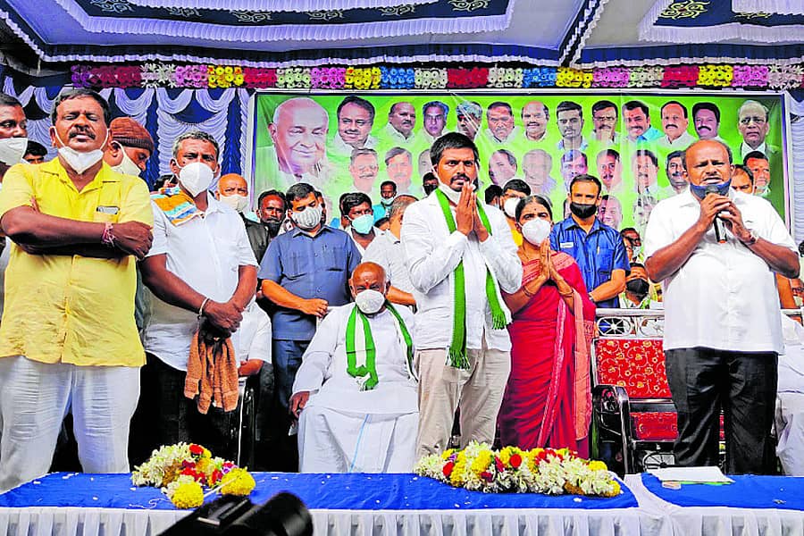 ಶಿರಾ ತಾಲ್ಲೂಕಿನ ಚಂಗಾವರ ಗ್ರಾಮದಲ್ಲಿ ಬುಧವಾರ ನಡೆದ ಜೆಡಿಎಸ್ ಚುನಾವಣಾ ಪ್ರಚಾರ ಸಭೆಯಲ್ಲಿ ಜೆಡಿಎಸ್ ಶಾಸಕಾಂಗ ಪಕ್ಷದ ನಾಯಕ ಎಚ್.ಡಿ.ಕುಮಾರಸ್ವಾಮಿ ಮಾತನಾಡಿದರು