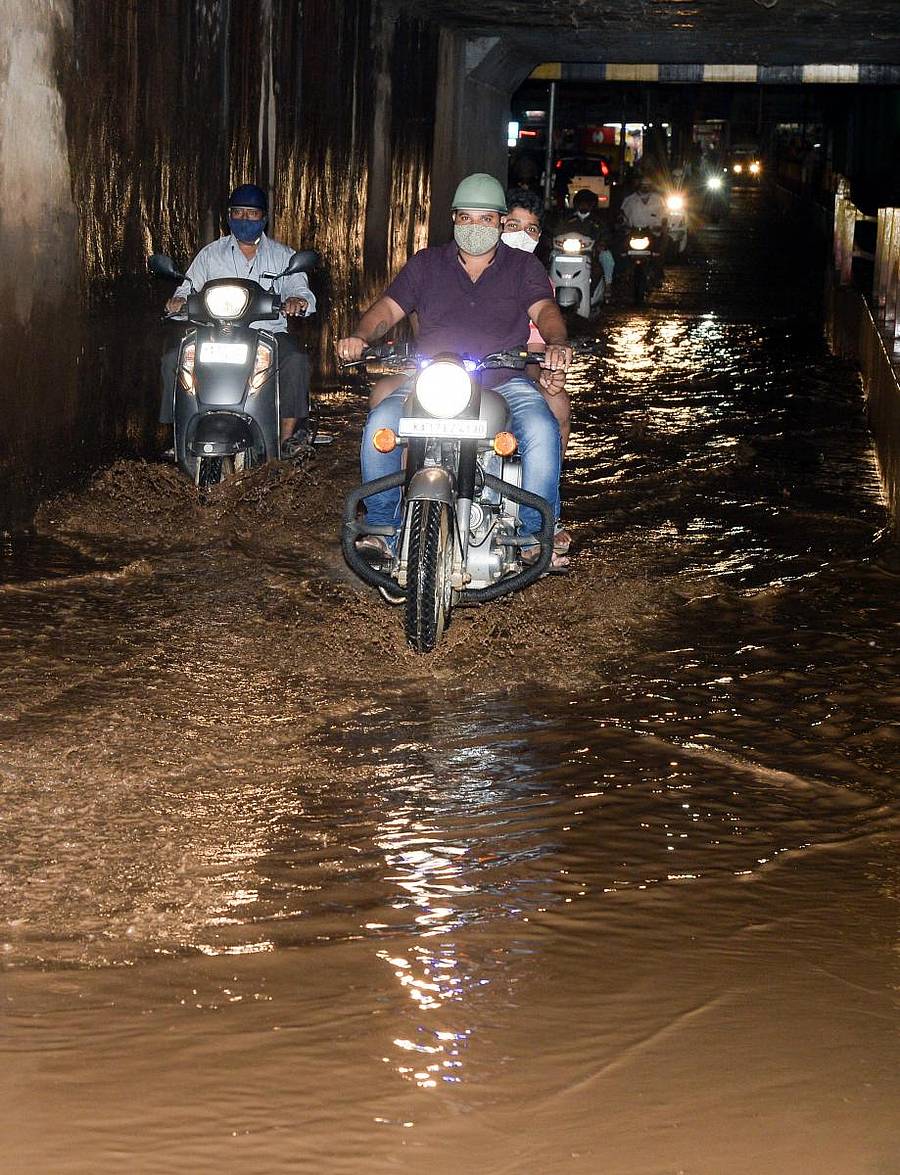 ದಾವಣಗೆರೆಯಲ್ಲಿ ಬುಧವಾರ ರಾತ್ರಿ ಸುರಿದ ಮಳೆಗೆ ಹಳೇ ದಾವಣಗೆರೆಗೆ ರೇಲ್ವೆ ಸೇತುವೆ ಅಡಿ ನೀರು ನಿಂತಿದ್ದು, ವಾಹನ ಸವಾರರು ಪರದಾಡಿದರು