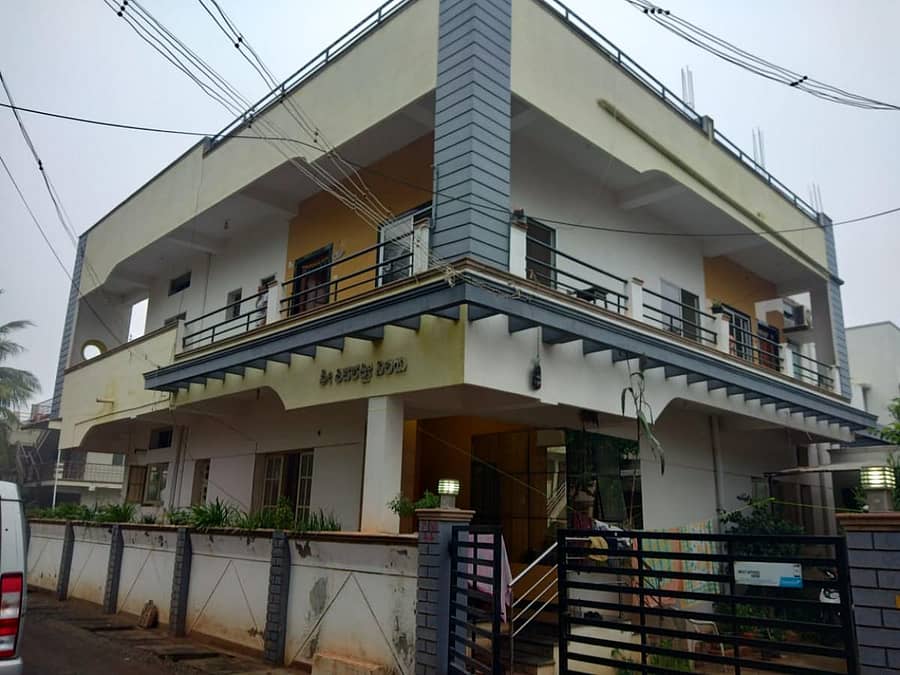 ಬಾಗಲಕೋಟೆಯ ವಿದ್ಯಾಗಿರಿಯಲ್ಲಿರುವ ಸಹಾಯಕ ಎಂಜಿನಿಯರ್ ಅಶೋಕ ತೋಪಲಕಟ್ಟಿ ಅವರ ಮನೆ