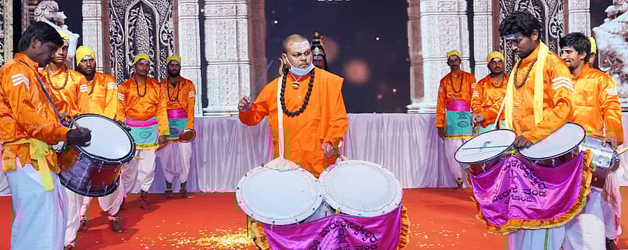 ಶರಣ ಸಂಸ್ಕೃತಿ ಉತ್ಸವದ ಅಂಗವಾಗಿ ಗುರುವಾರ ನಡೆದ ಜಾನಪದ ಕಲೆಗಳ ಸ್ಪರ್ಧೆಯಲ್ಲಿ ಭೃಂಗೇಶ್ವರ ಸ್ವಾಮೀಜಿ ತಮಟೆ ಭಾರಿಸುವ ಮೂಲಕ ನೆರೆದಿದ್ದ ಎಲ್ಲರ ಗಮನ ಸೆಳೆದರು. ಕಲಾವಿದರೂ ವಾದ್ಯಗಳೊಂದಿಗೆ ಹೆಜ್ಜೆ ಹಾಕಿದರು. 