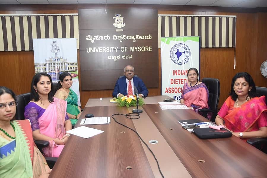 ಮೈಸೂರು ವಿವಿಯ ಆಹಾರ ವಿಜ್ಞಾನ ಮತ್ತು ಪೌಷ್ಟಿಕಾಂಶ ಅಧ್ಯಯನ ವಿಭಾಗದ ವತಿಯಿಂದ ಗುರುವಾರ ನಡೆದ ರಾಷ್ಟ್ರೀಯ ಸಮಾವೇಶಕ್ಕೆ ಕುಲಪತಿ ಪ್ರೊ.ಜಿ.ಹೇಮಂತಕುಮಾರ್ ಚಾಲನೆ ನೀಡಿ ಮಾತನಾಡಿದರು