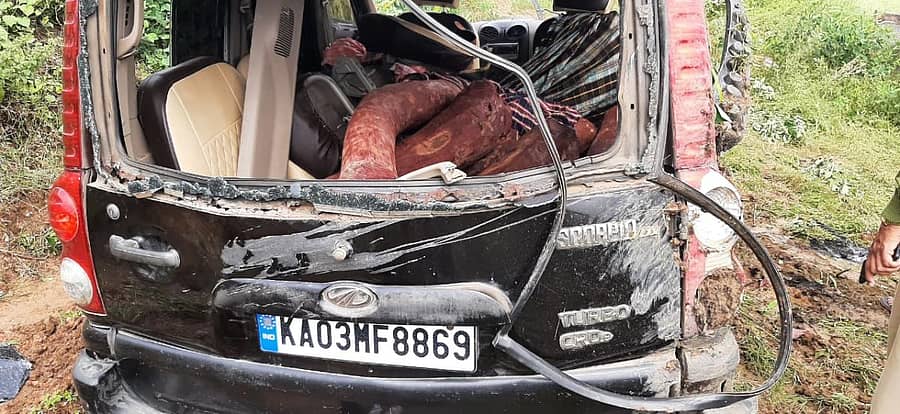 ಅರಣ್ಯ ಇಲಾಖೆ ಸಿಬ್ಬಂದಿ ಜಪ್ತಿ ಮಾಡಿದ ವಾಹನದಲ್ಲಿ ಕಂಡುಬಂದ ರಕ್ತಚಂದನದ ತುಂಡುಗಳು