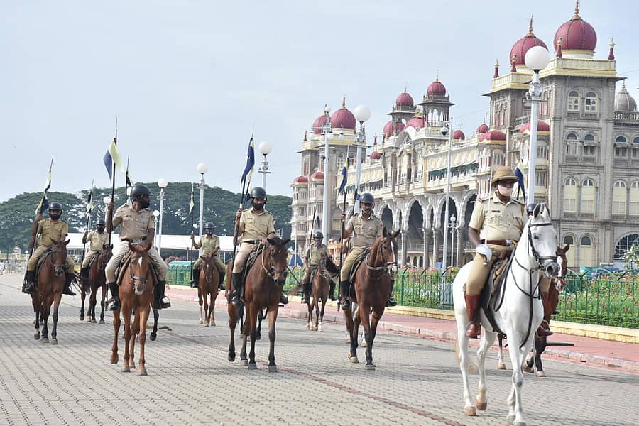 ಮೈಸೂರು ಅರಮನೆ ಆವರಣದಲ್ಲಿ ಗುರುವಾರ ನಡೆದ ಜಂಬೂಸವಾರಿ ತಾಲೀಮಿನಲ್ಲಿ ಪಾಲ್ಗೊಂಡಿದ್ದ ಅಶ್ವಾರೋಹಿ ಪಡೆ