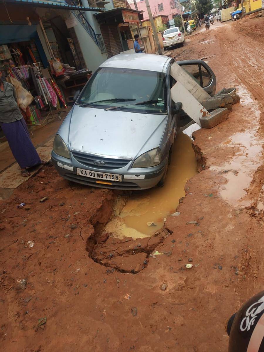 ಹಗದೂರು ವಾರ್ಡ್‌ನ ಗಾಂಧಿಪುರದ 6ನೇ ಅಡ್ಡರಸ್ತೆಯಲ್ಲಿ ಸಿಲುಕಿ ಹಾಕಿಕೊಂಡಿದ್ದ ಕಾರು