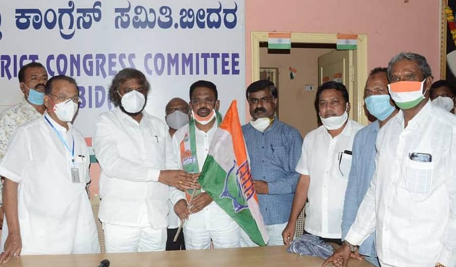 ಬೀದರ್ನ ಕಾಂಗ್ರೆಸ್ ಜಿಲ್ಲಾ ಘಟಕದ ಕಚೇರಿಯಲ್ಲಿ ಕೆಪಿಸಿಸಿ ಕಾರ್ಯಾಧ್ಯಕ್ಷ ಈಶ್ವರ ಖಂಡ್ರೆ ಅವರು ಪಕ್ಷದ ಧ್ವಜ ನೀಡಿ ಬಸವಕಲ್ಯಾಣದ ಹಿರಿಯ ಮುಖಂಡ ಶಾಂತಪ್ಪ ಜಿ. ಪಾಟೀಲ ಅವರನ್ನು ಬರಮಾಡಿಕೊಂಡರು