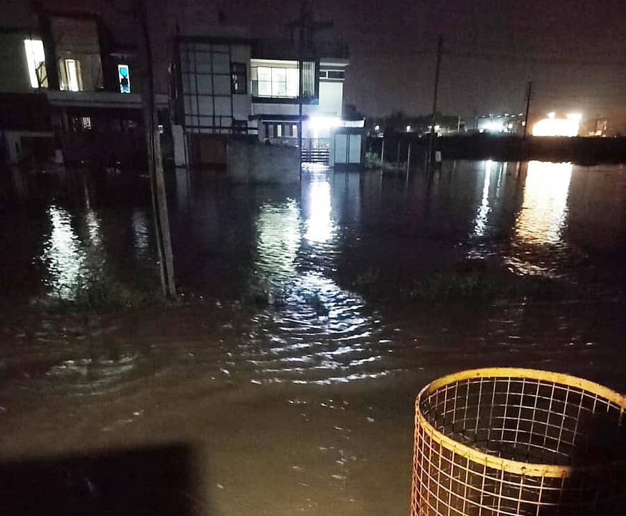 ಗುರುವಾರ ರಾತ್ರಿ ಸುರಿದ ಮಳೆಗೆ ಶಿವಮೊಗ್ಗ ನಗರದ ಬೈಪಾಸ್ ಬಳಿ ಲೇಔಟ್ಗೆ ನೀರು ನುಗ್ಗಿರುವುದು.