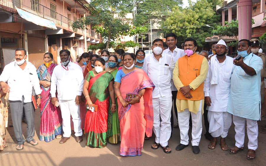 ಬೀದರ್ನಲ್ಲಿ ಜಿಲ್ಲಾ ಪಂಚಾಯಿತಿ ಅಧ್ಯಕ್ಷ–ಉಪಾಧ್ಯಕ್ಷರ ವಿರುದ್ಧ ಅವಿಶ್ವಾಸ ಮಂಡಿಸಲು ಒಗ್ಗೂಡಿ ಬಂದ ಕಾಂಗ್ರೆಸ್ ಬಂಡಾಯ, ಬಿಜೆಪಿ ಹಾಗೂ ಜೆಡಿಎಸ್ ಸದಸ್ಯರು