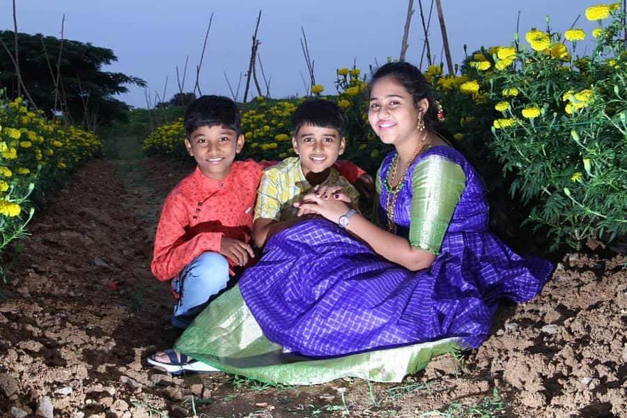 ಪಾವಗಡ ತಾಲ್ಲೂಕು ನೀಲಮ್ಮನಹಳ್ಳಿ ಬಳಿಯ ಅನಂತರಾಮು ಅವರ ತೋಟದಲ್ಲಿ ಫೊಟೊ ತೆಗೆಸಿಕೊಳ್ಳುತ್ತಿರುವ ಪುಟಾಣಿಗಳು