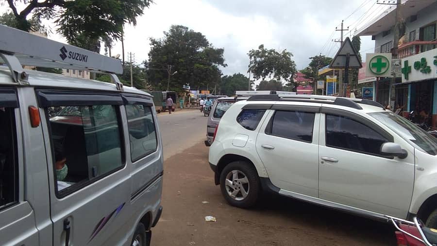 ತರೀಕೆರೆ ಪಟ್ಟಣದ ರಾಷ್ಟ್ರೀಯ ಹೆದ್ದಾರಿ 206 ರಲ್ಲಿ ವಾಹನಗಳ ಬೇಕಾ ಬಿಟ್ಟಿ ನಿಲ್ಲುವ ಮೂಲಕ ಸುರಕ್ಷಿತ ಸಂಚಾರಕ್ಕೆ ಸಮಸ್ಯೆ ಒಡ್ಡಿರುವುದು.