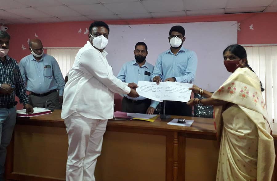 ಬೀರೂರು ಪುರಸಭೆ ಅಧ್ಯಕ್ಷ ಎಂ.ಪಿ.ಸುದರ್ಶನ್ ಮತ್ತು ಉಪಾಧ್ಯಕ್ಷೆ ಮೀನಾಕ್ಷಮ್ಮ ಮಲ್ಲಿಕಾರ್ಜುನಪ್ಪ ಅವರಿಗೆ ಚುನಾವಣಾಧಿಕಾರಿ ವಿಶ್ವೇಶ್ವರ ರೆಡ್ಡಿ ಪ್ರಮಾಣಪತ್ರ ವಿತರಿಸಿದರು.