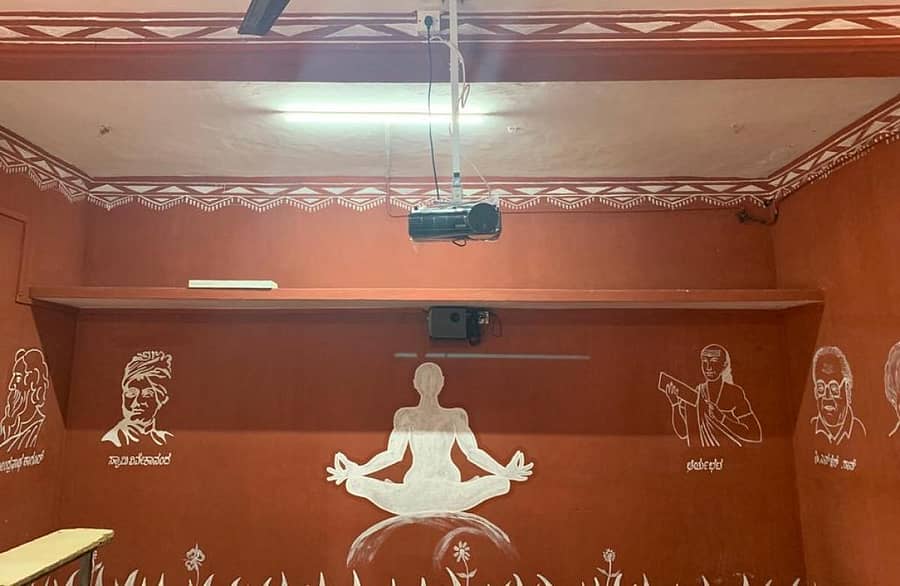 ಸ್ಮಾರ್ಟ್‍ಕ್ಲಾಸ್ ಬೋಧನೆಗೆ ತರಗತಿಯೊಳಗೆ ಪ್ರೊಜೆಕ್ಟರ್ ವ್ಯವಸ್ಥೆ.