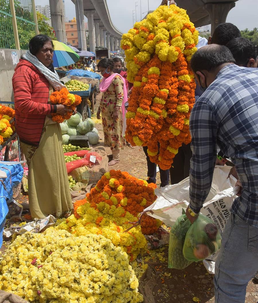 ಟಿ.ದಾಸರಹಳ್ಳಿಯ ಮಾರುಕಟ್ಟೆಯಲ್ಲಿ ಹೂವಿನ ಖರೀದಿಯಲ್ಲಿ ತೊಡಗಿದ್ದ ಜನ - ಪ್ರಜಾವಾಣಿ ಚಿತ್ರ