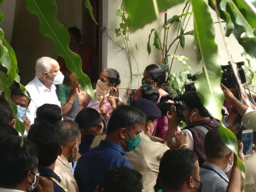 ಹೊಸಕೆರೆಹಳ್ಳಿ ವಾರ್ಡ್ನಲ್ಲಿ ಮಳೆಯಿಂದ ಹಾನಿಗೊಳಗಾದ ಪ್ರದೇಶಗಳಿಗೆ ಮುಖ್ಯಮಂತ್ರಿ ಬಿ.ಎಸ್.ಯಡಿಯೂರಪ್ಪ ಅವರು ಶನಿವಾರ ಭೇಟಿ ನೀಡಿ ಸಂತ್ರಸ್ತರ ಅಹವಾಲು ಆಲಿಸಿದರು.