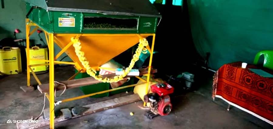 ಶನಿವಾರಸಂತೆ ಸಮೀಪದ ಅಪ್ಪಶೆಟ್ಟಳ್ಳಿ ಗ್ರಾಮದ ಕೃಷಿ ವಿಜ್ಞಾನಿ ಎ.ಡಿ.ಮೋಹನ್ ಕುಮಾರ್ ಆವಿಷ್ಕಾರಗೊಳಿಸಿರುವ ಏಲಕ್ಕಿ ಒಣಗಿಸುವ ಪರಿಸರ ಸ್ನೇಹಿ ಯಂತ್ರ