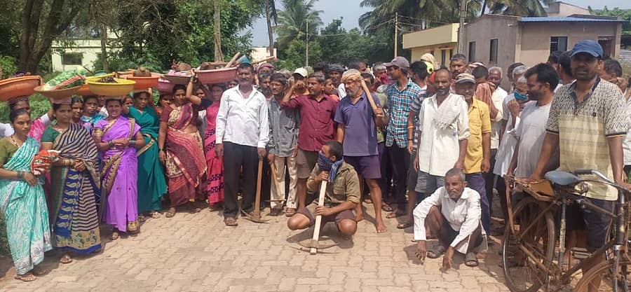 ಆರು ತಿಂಗಳ ಬಾಕಿ ವೇತನ ಬಿಡುಗಡೆಗೆ ಆಗ್ರಹಿಸಿ ಬೆಳಗಾವಿ ತಾಲ್ಲೂಕಿನ ಸುಳೇಭಾವಿಯಲ್ಲಿ ಕೂಲಿ ಕಾರ್ಮಿಕರು ಶನಿವಾರ ಪ್ರತಿಭಟನೆ ನಡೆಸಿದರು