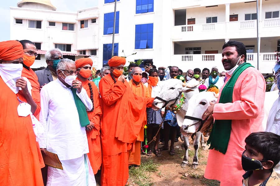 ಚಿತ್ರದುರ್ಗದ ಮುರುಘಾ ಮಠದಲ್ಲಿ ಶನಿವಾರ ನಡೆದ ಕೃಷಿ ಮೇಳದಲ್ಲಿ ಜೋಡೆತ್ತುಗಳನ್ನು ವೀಕ್ಷಿಸಿದ ಕೃಷಿ ಸಚಿವ ಬಿ.ಸಿ.ಪಾಟೀಲ. ಶಿವಮೂರ್ತಿ ಮುರುಘಾ ಶರಣರು, ಇಮ್ಮಡಿ ಸಿದ್ಧರಾಮೇಶ್ವರ ಸ್ವಾಮೀಜಿ ಇದ್ದಾರೆ.