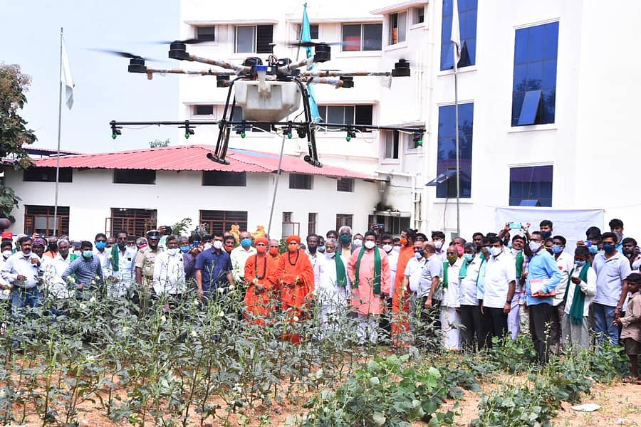 ಚಿತ್ರದುರ್ಗದ ಮುರುಘಾ ಮಠದ ಶರಣ ಸಂಸ್ಕೃತಿ ಉತ್ಸವದಲ್ಲಿ ಡ್ರೋಣ್ ಮೂಲಕ ಕೀಟನಾಶಕ ಸಿಂಪಡಿಸುವ ಪ್ರಾತ್ಯಕ್ಷಿಕೆಯನ್ನು ನೀಡಲಾಯಿತು