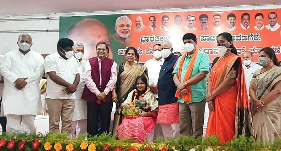 ನೀಟ್‌ ಪರೀಕ್ಷೆಯಲ್ಲಿ ರಾಜ್ಯಕ್ಕೆ ದ್ವಿತೀಯ, ದೇಶಕ್ಕೆ 42ನೇ ರ‍್ಯಾಂಕ್‌ ಪಡೆದಿರುವ ಸರ್‌ ಎಂ.ವಿ. ಪದವಿಪೂರ್ವ ಕಾಲೇಜಿನ ವಿದ್ಯಾರ್ಥಿನಿ ನಿಸರ್ಗ ಎಚ್‌.ಎಸ್‌. ಅವರನ್ನು ಸನ್ಮಾನಿಸಲಾಯಿತು.