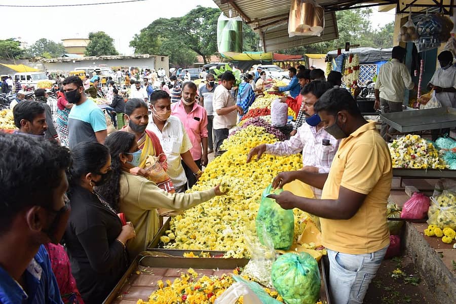 ಆಯುಧ ಪೂಜೆ ಹಾಗೂ ವಿಜಯದಶಮಿ ಹಿನ್ನೆಲೆಯಲ್ಲಿ ಕೋಲಾರದ ಹಳೇ ಬಸ್‌ ನಿಲ್ದಾಣ ಮಾರುಕಟ್ಟೆಯಲ್ಲಿ ಶನಿವಾರ ಹೂವಿನ ವಹಿವಾಟು ಜೋರಾಗಿತ್ತು.
