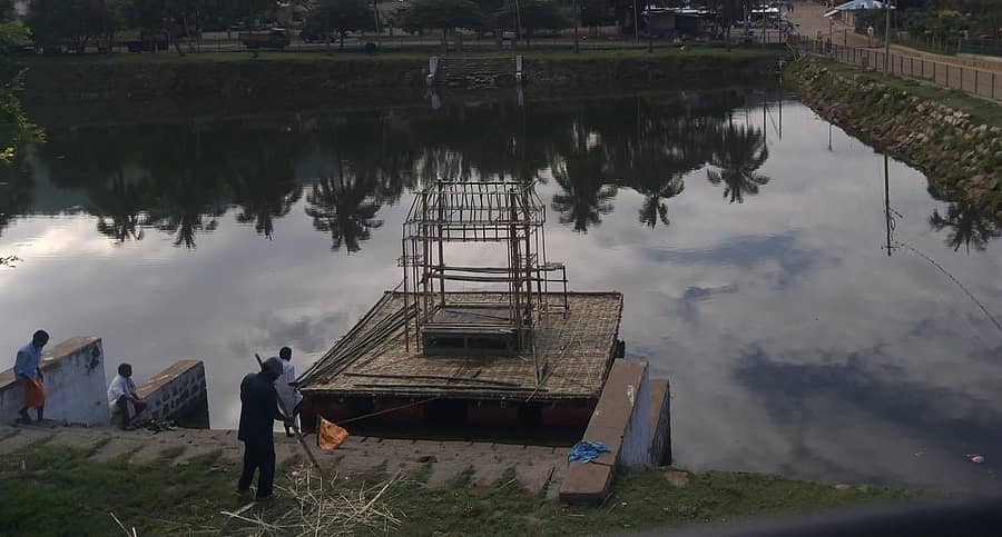 ಸೋಮವಾರ ನಡೆಯಲಿರುವ ತೆಪ್ಪೋತ್ಸವಕ್ಕಾಗಿ ತೆಪ್ಪ ಸಿದ್ಧಪಡಿಸುತ್ತಿರುವುದು