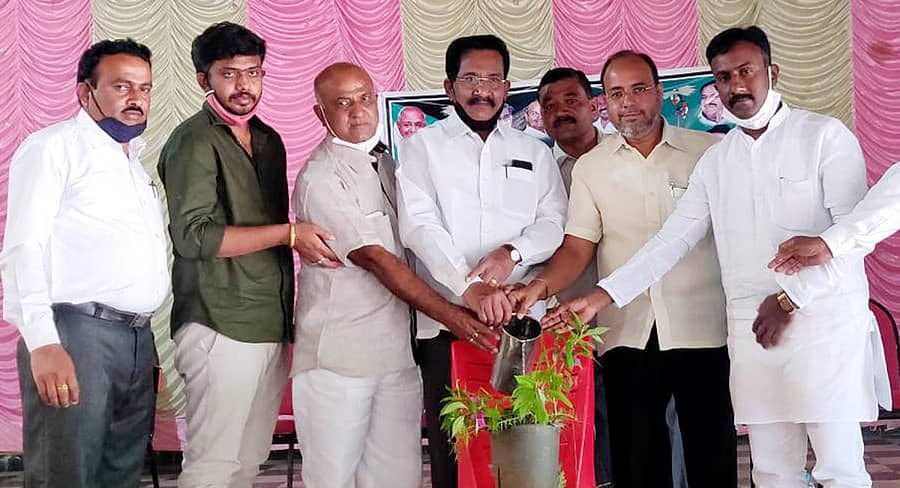 ಹೊಳಲ್ಕೆರೆಯಲ್ಲಿ ಶನಿವಾರ ನಡೆದ ಜೆಡಿಎಸ್ ಚುನಾವಣಾ ಪ್ರಚಾರ ಸಭೆಯನ್ನು ಹರಿಹರದ ಮಾಜಿ ಶಾಸಕ ಎಚ್.ಎಸ್. ಶಿವಶಂಕರ್ ಉದ್ಘಾಟಿಸಿದರು