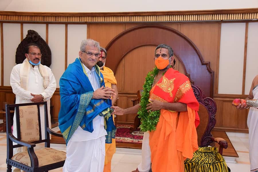 ಉಡುಪಿ ಪೇಜಾವರ ಮಠದ ವಿಶ್ವಪ್ರಸನ್ನ ತೀರ್ಥ ಸ್ವಾಮೀಜಿ, ವೀರೇಂದ್ರ ಹೆಗ್ಗಡೆ ಅವರನ್ನು ಅಭಿನಂದಿಸಿದರು.