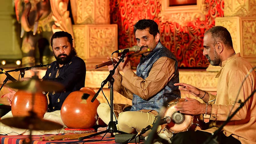 ದಸರಾ ಸಾಂಸ್ಕತಿಕ ಕಾರ್ಯಕ್ರಮದ ಅಂಗವಾಗಿ ಅರಮನೆ ವೇದಿಕೆಯಲ್ಲಿ ಶನಿವಾರ ವಿದ್ವಾನ್ ಗಿರಿಧರ ಉಡುಪ ಮತ್ತು ತಂಡದವರು ಲಯತರಂಗ ಪ್ರಸ್ತುತಪಡಿಸಿದರು