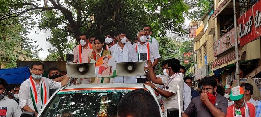 ಆರ್.ಆರ್.ನಗರ ಕ್ಷೇತ್ರದಲ್ಲಿ ಪಕ್ಷದ ಅಭ್ಯರ್ಥಿ ಕುಸುಮಾ ಪರ ಡಿ.ಕೆ. ಶಿವಕುಮಾರ್ ಶನಿವಾರ ರೋಡ್ ಷೋ ನಡೆಸಿದರು.