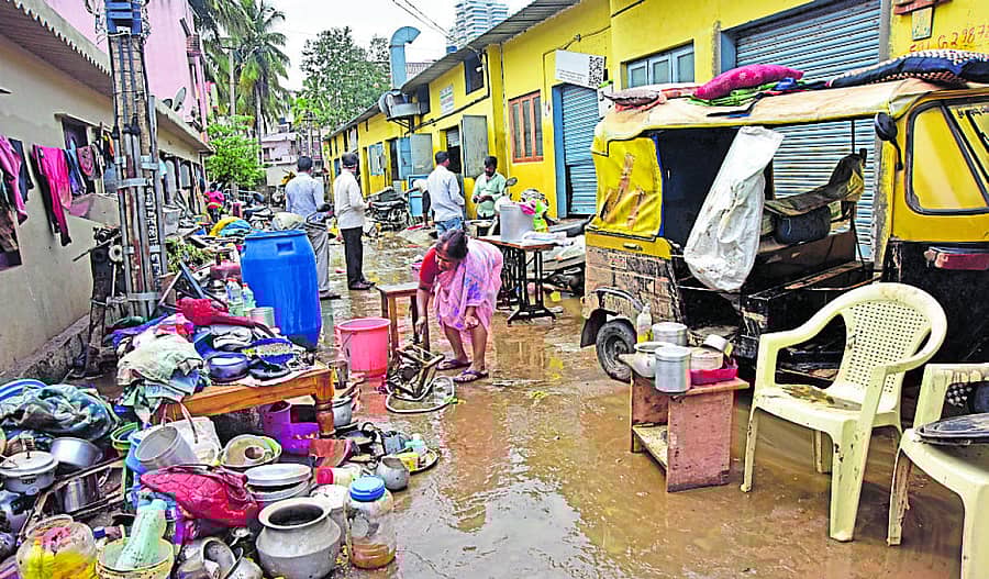 ದತ್ತಾತ್ರೇಯ ನಗರದ ಮನೆಯೊಳಗೆ ಶನಿವಾರ ಮಳೆ ನೀರು ನುಗ್ಗಿದ್ದರಿಂದಾಗಿ ನಿವಾಸಿಗಳು ಸಾಮಗ್ರಿಗಳನ್ನು ರಸ್ತೆ ಮೇಲೆ ಇರಿಸಿದ್ದರು- ಪ್ರಜಾವಾಣಿ ಚಿತ್ರ/ ಇರ್ಷಾದ್ ಮಹಮ್ಮದ್