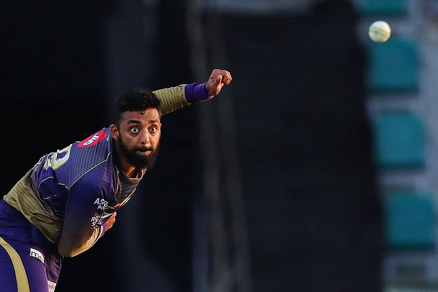 ವರುಣ್ ಚಕ್ರವರ್ತಿ ಬೌಲಿಂಗ್ ವೈಖರಿ –ಪಿಟಿಐ ಚಿತ್ರ