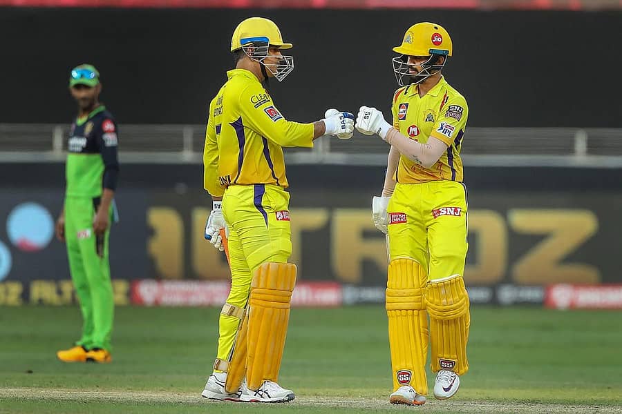 ಋತುರಾಜ್ ಗಾಯಕವಾಡ್ (ಎಡ) ಅವರನ್ನು ಮಹೇಂದ್ರ ಸಿಂಗ್ ಧೋನಿ ಅಭಿನಂದಿಸಿದರು –ಪಿಟಿಐ ಚಿತ್ರ