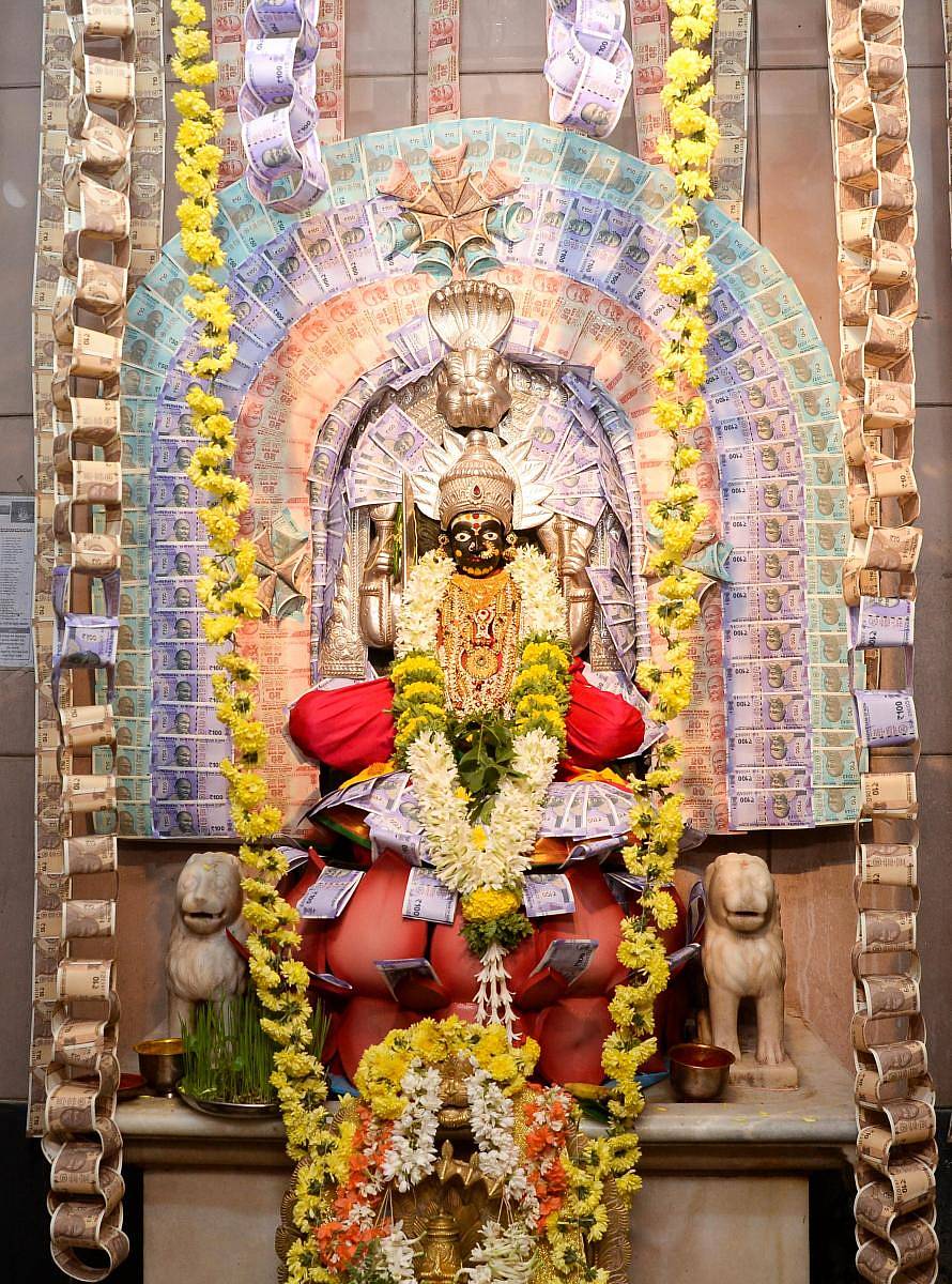 ದಾವಲ್‍ಪೇಟೆಯಲ್ಲಿರುವ ತೊಗಟವೀರ ಸಮಾಜದ ಚೌಡೇಶ್ವರಿ ದೇವಸ್ಥಾನದಲ್ಲಿ ದೇವಿಗೆ ನೋಟಿನ ಅಲಂಕಾರ ಮಾಡಲಾಗಿತ್ತು.