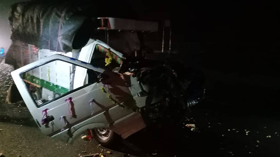 ಅಪಘಾತದಲ್ಲಿ ನುಜ್ಜುಗುಜ್ಜಾಗಿರುವ ಟಾಟಾ ಏಸ್ ವಾಹನ