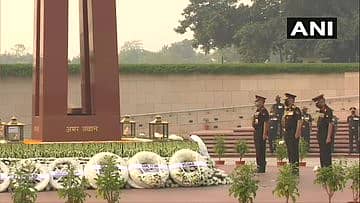 ರಕ್ಷಣಾ ಪಡೆಗಳ ಮುಖ್ಯಸ್ಥ ಜನರಲ್ ಬಿಪಿನ್ ರಾವತ್, ಸೇನಾ ಮುಖ್ಯಸ್ಥ ಜನರಲ್ ಮನೋಜ್ ಮುಕುಂದ್ ನರವಣೆ ಅವರು ರಾಷ್ಟ್ರೀಯ ಯುದ್ಧ ಸ್ಮಾರಕಕ್ಕೆ ಗೌರವ ಸಲ್ಲಿಸಿದರು. (ಎಎನ್ಐ ಟ್ವಿಟರ್ ಚಿತ್ರ)
