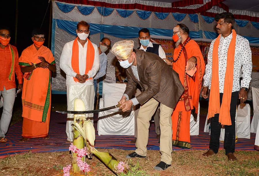 ದಾವಣಗೆರೆಯ ಬೀರಲಿಂಗೇಶ್ವರ ದೇವಸ್ಥಾನದ ಆವರಣದಲ್ಲಿ ಜಿಲ್ಲಾಧಿಕಾರಿ ಮಹಾಂತೇಶ ಬೀಳಗಿ ಅಂಬು ಛೇದನ ಮಾಡಿದರು. ಓಂಕಾರೇಶ್ವರ ಶಿವಾಚಾರ್ಯ ಸ್ವಾಮೀಜಿ, ಪೊಲೀಸ್ ವರಿಷ್ಠಾಧಿಕಾರಿ ಹನುಮಂತರಾಯ, ಮೇಯರ್ ಬಿ.ಜಿ. ಅಜಯ್‌ಕುಮಾರ್ ಇದ್ದರು (ಎಡಚಿತ್ರ) ದಾವಲ್‍ಪೇಟೆಯಲ್ಲಿರುವ ತೊಗಟವೀರ ಸಮಾಜದ ಚೌಡೇಶ್ವರಿ ದೇವಸ್ಥಾನದಲ್ಲಿ ದೇವಿಗೆ ನೋಟಿನ ಅಲಂಕಾರ ಮಾಡಲಾಗಿತ್ತು. –ಪ್ರಜಾವಾಣಿ ಚಿತ್ರ